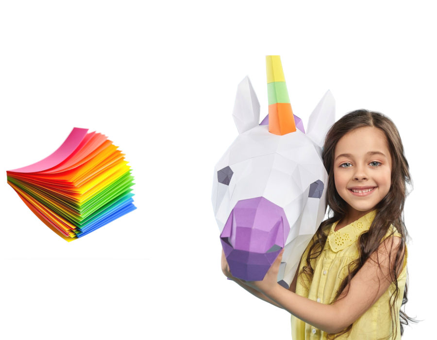 Κοριτσάκι κρατά έναν μονόκερο χειροποίητο από χαρτόνι, περιτριγυρισμένο από πολύχρωμα υλικά χειροτεχνίας.