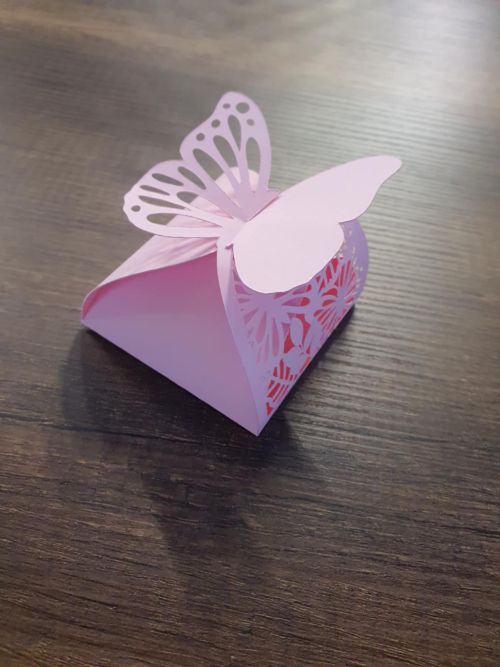 Ένα μοναδικό papercraft κουτί δώρου Χάρτινο κουτί δώρου με μοτίβο πεταλούδας, ιδανικό για μικρές εκπλήξεις.